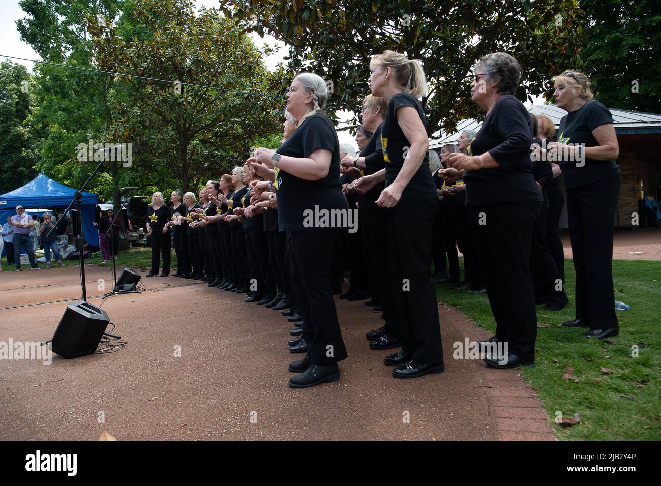 Windsor, Großbritannien. 2.. Juni 2022. Der Rock Choir unterhielt die Gäste. Ein von Ihrer Majestät der Königin gestifteter Ochse wurde heute in Batchelor's Acre gebraten. Menschen, die eine Eintrittskarte für den Ochsenbraten gekauft haben, erhielten ebenfalls eine Teilnahmebescheinigung. Die ersten Scheiben wurden von Sir James Perowne, Govenor von Windsor Castle, und dem Bürgermeister von Windsor und Maidenhead, Cllr Christine Bateson, geschnitten. Quelle: Maureen McLean/Alamy Live News Stockfoto