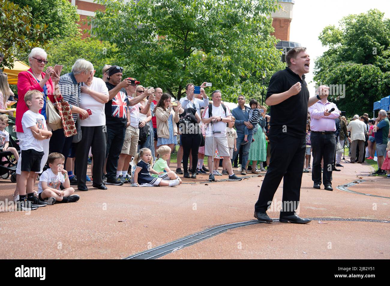 Windsor, Großbritannien. 2.. Juni 2022. Der Rock Choir unterhielt die Gäste. Ein von Ihrer Majestät der Königin gestifteter Ochse wurde heute in Batchelor's Acre gebraten. Menschen, die eine Eintrittskarte für den Ochsenbraten gekauft haben, erhielten ebenfalls eine Teilnahmebescheinigung. Die ersten Scheiben wurden von Sir James Perowne, Govenor von Windsor Castle, und dem Bürgermeister von Windsor und Maidenhead, Cllr Christine Bateson, geschnitten. Quelle: Maureen McLean/Alamy Live News Stockfoto