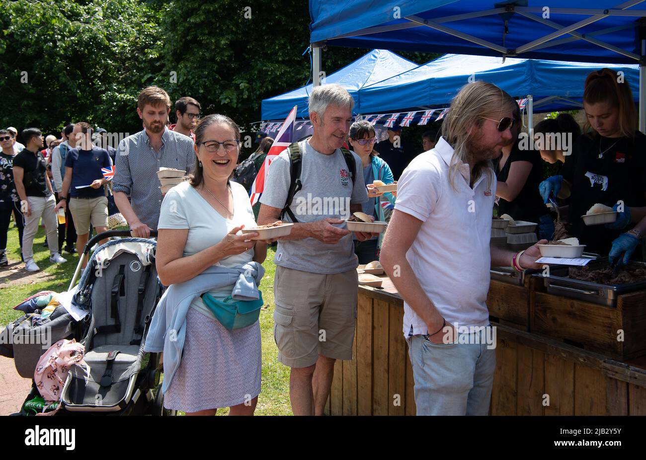 Windsor, Großbritannien. 2.. Juni 2022. Ein von Ihrer Majestät der Königin gestifteter Ochse wurde heute in Batchelor's Acre gebraten. Menschen, die eine Eintrittskarte für den Ochsenbraten gekauft haben, erhielten ebenfalls eine Teilnahmebescheinigung. Die ersten Scheiben wurden von Sir James Perowne, Govenor von Windsor Castle, und dem Bürgermeister von Windsor und Maidenhead, Cllr Christine Bateson, geschnitten. Quelle: Maureen McLean/Alamy Live News Stockfoto