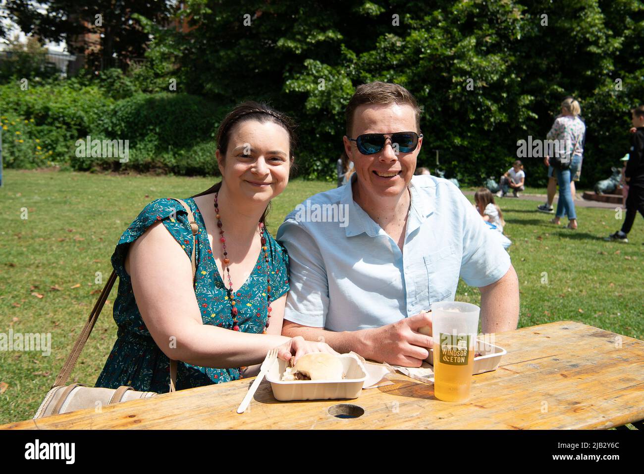 Windsor, Großbritannien. 2.. Juni 2022. Ein von Ihrer Majestät der Königin gestifteter Ochse wurde heute in Batchelor's Acre gebraten. Menschen, die eine Eintrittskarte für den Ochsenbraten gekauft haben, erhielten ebenfalls eine Teilnahmebescheinigung. Die ersten Scheiben wurden von Sir James Perowne, Govenor von Windsor Castle, und dem Bürgermeister von Windsor und Maidenhead, Cllr Christine Bateson, geschnitten. Quelle: Maureen McLean/Alamy Live News Stockfoto