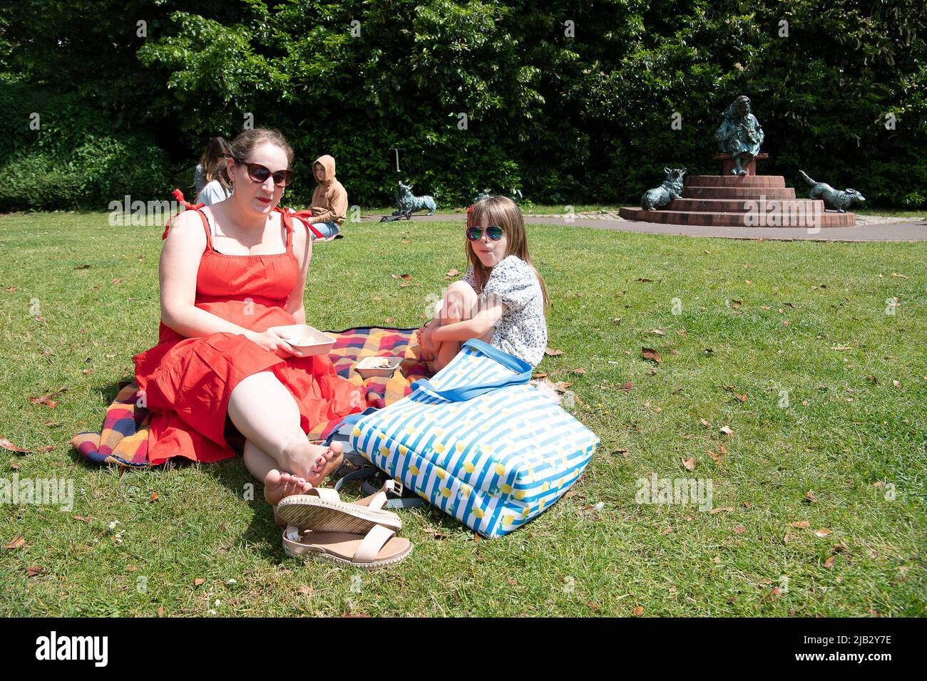 Windsor, Großbritannien. 2.. Juni 2022. Ein von Ihrer Majestät der Königin gestifteter Ochse wurde heute in Batchelor's Acre gebraten. Menschen, die eine Eintrittskarte für den Ochsenbraten gekauft haben, erhielten ebenfalls eine Teilnahmebescheinigung. Die ersten Scheiben wurden von Sir James Perowne, Govenor von Windsor Castle, und dem Bürgermeister von Windsor und Maidenhead, Cllr Christine Bateson, geschnitten. Quelle: Maureen McLean/Alamy Live News Stockfoto