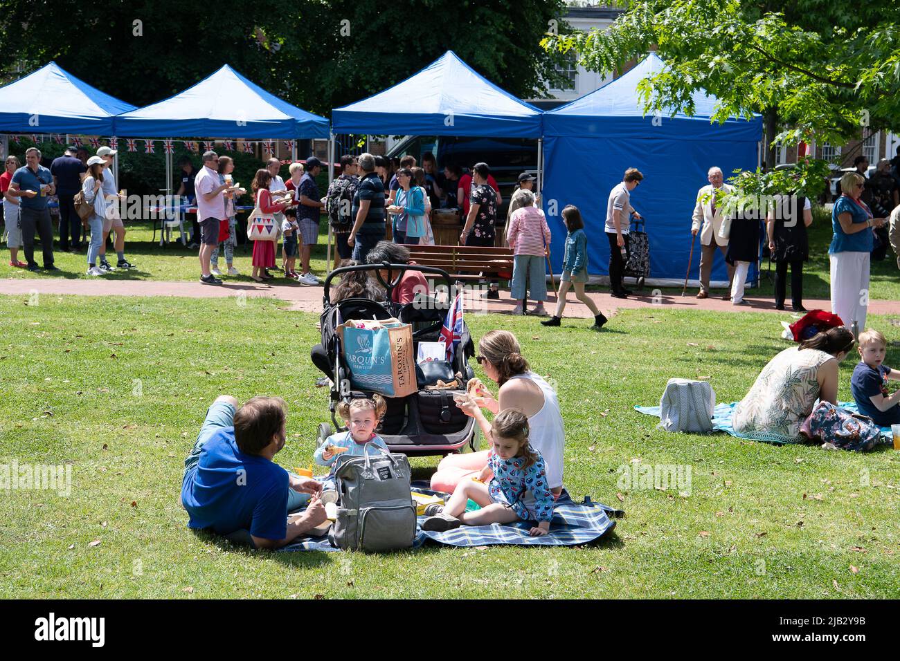 Windsor, Großbritannien. 2.. Juni 2022. Ein von Ihrer Majestät der Königin gestifteter Ochse wurde heute in Batchelor's Acre gebraten. Menschen, die eine Eintrittskarte für den Ochsenbraten gekauft haben, erhielten ebenfalls eine Teilnahmebescheinigung. Die ersten Scheiben wurden von Sir James Perowne, Govenor von Windsor Castle, und dem Bürgermeister von Windsor und Maidenhead, Cllr Christine Bateson, geschnitten. Quelle: Maureen McLean/Alamy Live News Stockfoto