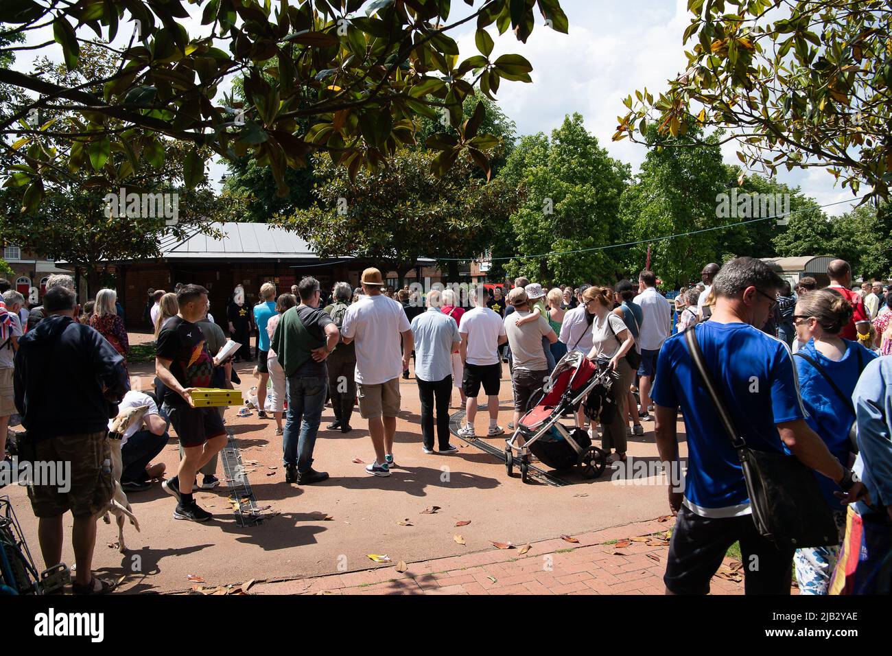 Windsor, Großbritannien. 2.. Juni 2022. Ein von Ihrer Majestät der Königin gestifteter Ochse wurde heute in Batchelor's Acre gebraten. Menschen, die eine Eintrittskarte für den Ochsenbraten gekauft haben, erhielten ebenfalls eine Teilnahmebescheinigung. Die ersten Scheiben wurden von Sir James Perowne, Govenor von Windsor Castle, und dem Bürgermeister von Windsor und Maidenhead, Cllr Christine Bateson, geschnitten. Quelle: Maureen McLean/Alamy Live News Stockfoto