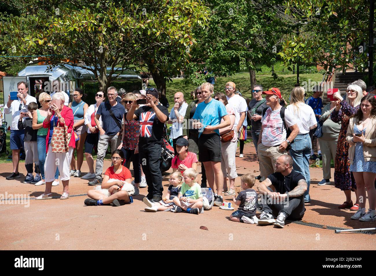 Windsor, Großbritannien. 2.. Juni 2022. Ein von Ihrer Majestät der Königin gestifteter Ochse wurde heute in Batchelor's Acre gebraten. Menschen, die eine Eintrittskarte für den Ochsenbraten gekauft haben, erhielten ebenfalls eine Teilnahmebescheinigung. Die ersten Scheiben wurden von Sir James Perowne, Govenor von Windsor Castle, und dem Bürgermeister von Windsor und Maidenhead, Cllr Christine Bateson, geschnitten. Quelle: Maureen McLean/Alamy Live News Stockfoto