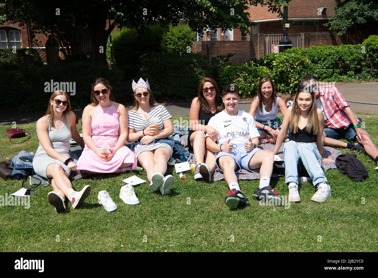 Windsor, Großbritannien. 2.. Juni 2022. Ein von Ihrer Majestät der Königin gestifteter Ochse wurde heute in Batchelor's Acre gebraten. Menschen, die eine Eintrittskarte für den Ochsenbraten gekauft haben, erhielten ebenfalls eine Teilnahmebescheinigung. Die ersten Scheiben wurden von Sir James Perowne, Govenor von Windsor Castle, und dem Bürgermeister von Windsor und Maidenhead, Cllr Christine Bateson, geschnitten. Quelle: Maureen McLean/Alamy Live News Stockfoto