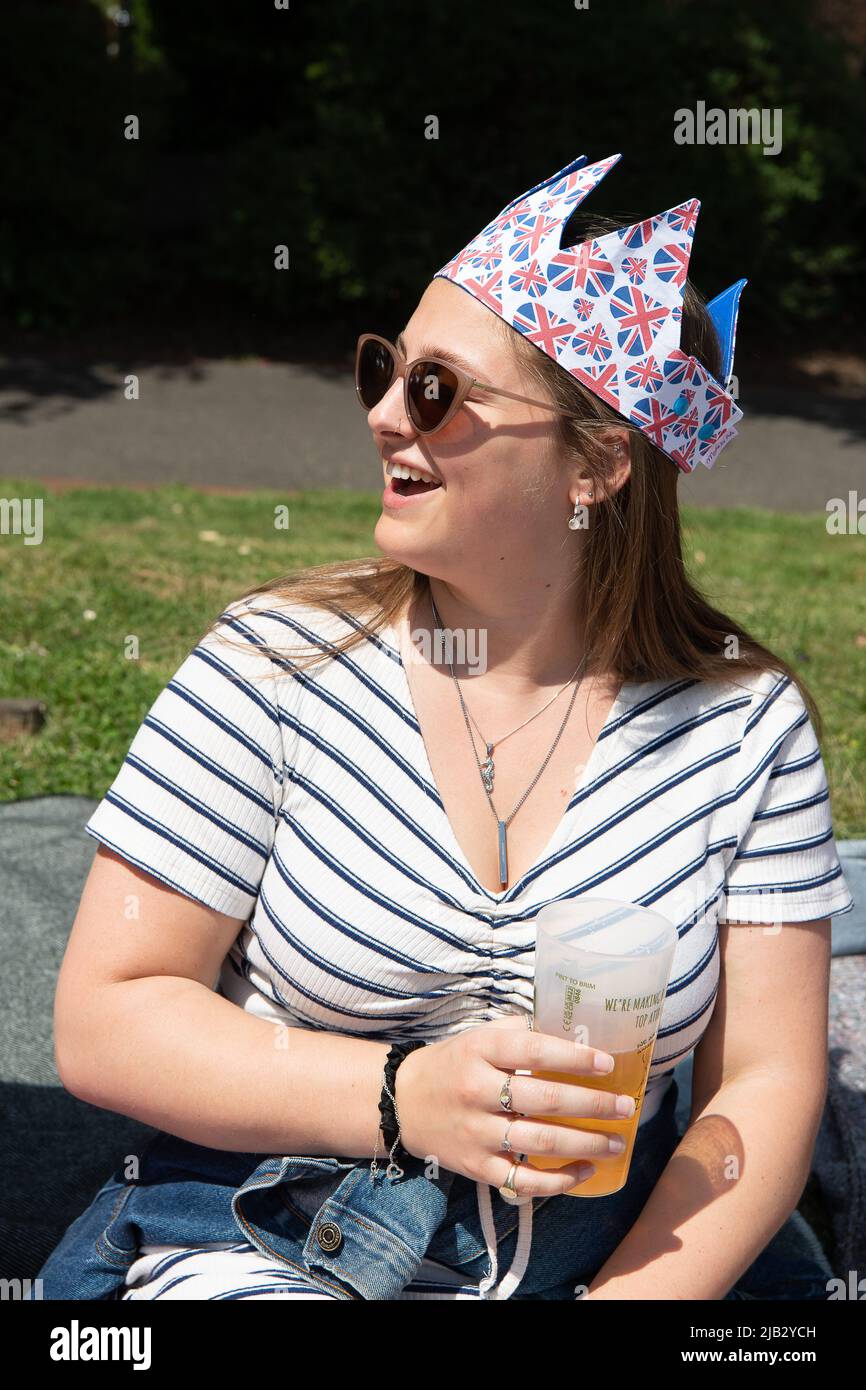 Windsor, Großbritannien. 2.. Juni 2022. Ein von Ihrer Majestät der Königin gestifteter Ochse wurde heute in Batchelor's Acre gebraten. Menschen, die eine Eintrittskarte für den Ochsenbraten gekauft haben, erhielten ebenfalls eine Teilnahmebescheinigung. Die ersten Scheiben wurden von Sir James Perowne, Govenor von Windsor Castle, und dem Bürgermeister von Windsor und Maidenhead, Cllr Christine Bateson, geschnitten. Quelle: Maureen McLean/Alamy Live News Stockfoto