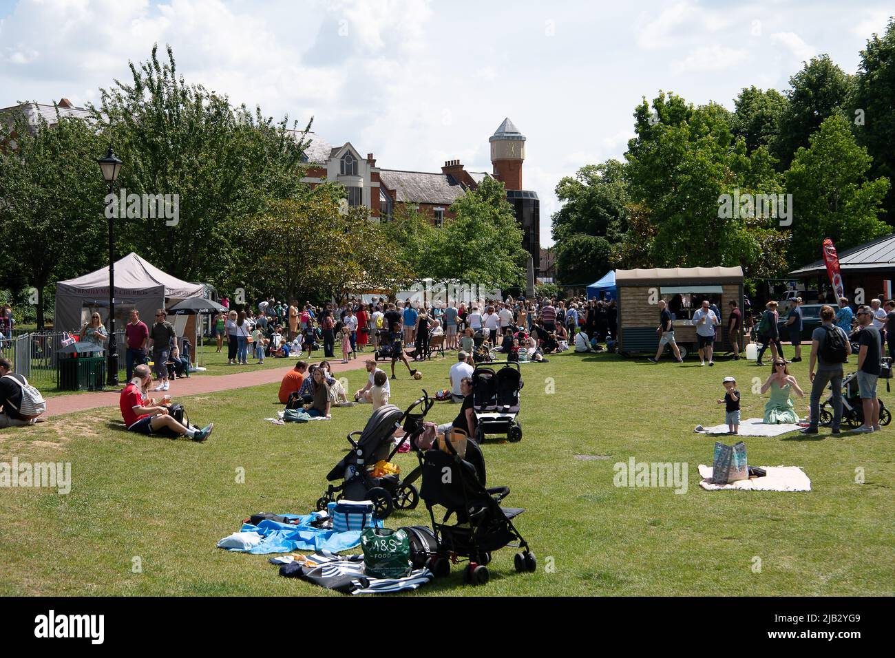 Windsor, Großbritannien. 2.. Juni 2022. Ein von Ihrer Majestät der Königin gestifteter Ochse wurde heute in Batchelor's Acre gebraten. Menschen, die eine Eintrittskarte für den Ochsenbraten gekauft haben, erhielten ebenfalls eine Teilnahmebescheinigung. Die ersten Scheiben wurden von Sir James Perowne, Govenor von Windsor Castle, und dem Bürgermeister von Windsor und Maidenhead, Cllr Christine Bateson, geschnitten. Quelle: Maureen McLean/Alamy Live News Stockfoto