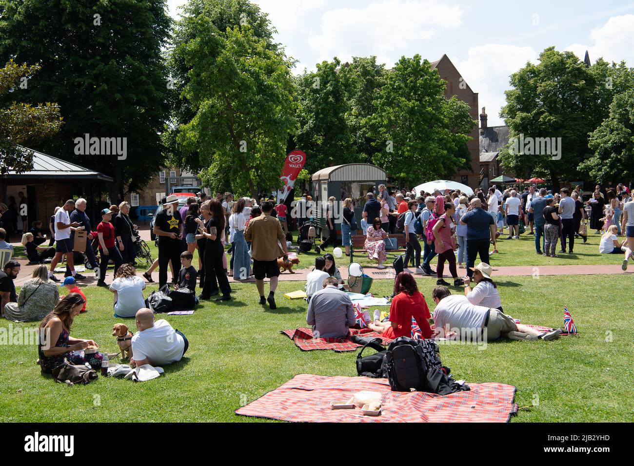 Windsor, Großbritannien. 2.. Juni 2022. Ein von Ihrer Majestät der Königin gestifteter Ochse wurde heute in Batchelor's Acre gebraten. Menschen, die eine Eintrittskarte für den Ochsenbraten gekauft haben, erhielten ebenfalls eine Teilnahmebescheinigung. Die ersten Scheiben wurden von Sir James Perowne, Govenor von Windsor Castle, und dem Bürgermeister von Windsor und Maidenhead, Cllr Christine Bateson, geschnitten. Quelle: Maureen McLean/Alamy Live News Stockfoto