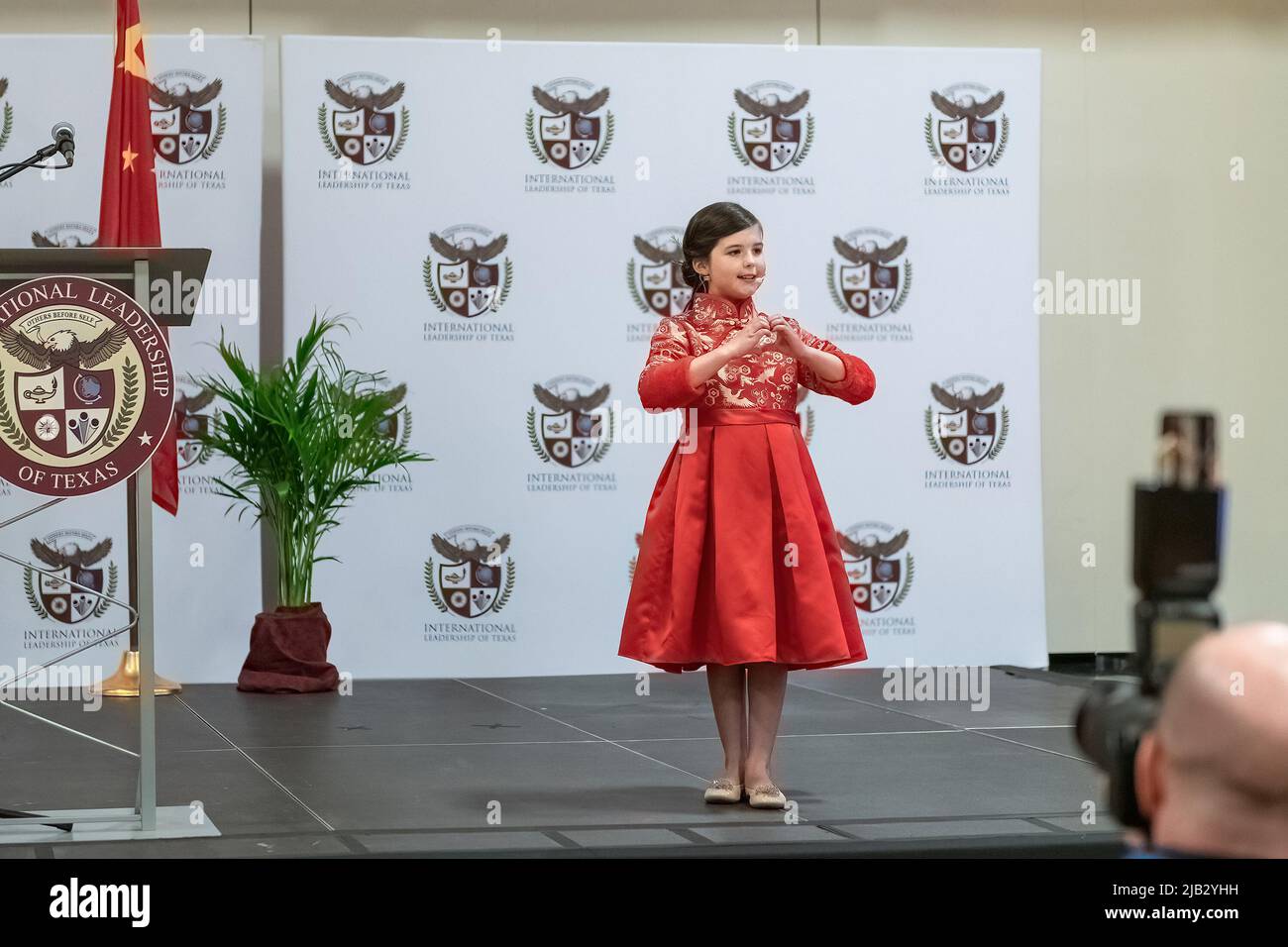 Dallas, USA. 31.. Mai 2022. Tatum Howell, Champion des chinesischen Brückenwettbewerbs 2022 in der Gruppe der Grundschulen in Texas, hält eine Rede auf der International Leadership of Texas (ILTexas) in Texas, USA, am 31. Mai 2022. DAZU „Feature: Chinesischer Botschafter sagt, dass China weiterhin die chinesische Sprachausbildung in den USA unterstützt“ Quelle: Li lin/Xinhua/Alamy Live News Stockfoto