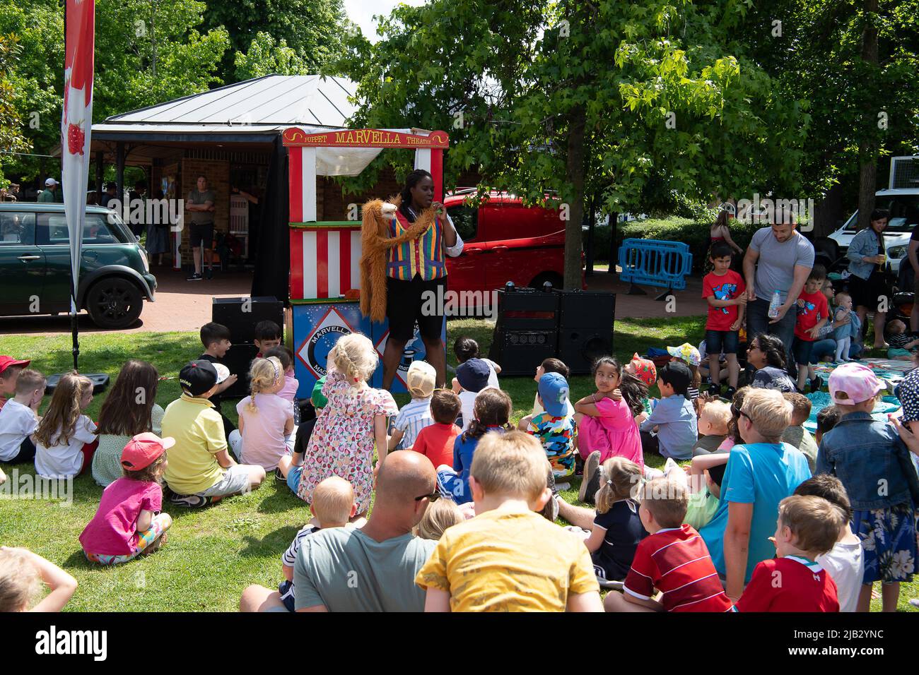 Windsor, Großbritannien. 2.. Juni 2022. Ein von Ihrer Majestät der Königin gestifteter Ochse wurde heute in Batchelor's Acre gebraten. Menschen, die eine Eintrittskarte für den Ochsenbraten gekauft haben, erhielten ebenfalls eine Teilnahmebescheinigung. Die ersten Scheiben wurden von Sir James Perowne, Govenor von Windsor Castle, und dem Bürgermeister von Windsor und Maidenhead, Cllr Christine Bateson, geschnitten. Quelle: Maureen McLean/Alamy Live News Stockfoto