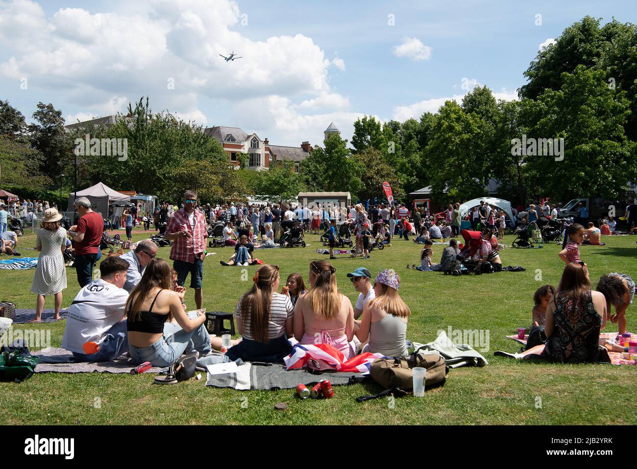 Windsor, Großbritannien. 2.. Juni 2022. Ein von Ihrer Majestät der Königin gestifteter Ochse wurde heute in Batchelor's Acre gebraten. Menschen, die eine Eintrittskarte für den Ochsenbraten gekauft haben, erhielten ebenfalls eine Teilnahmebescheinigung. Die ersten Scheiben wurden von Sir James Perowne, Govenor von Windsor Castle, und dem Bürgermeister von Windsor und Maidenhead, Cllr Christine Bateson, geschnitten. Quelle: Maureen McLean/Alamy Live News Stockfoto