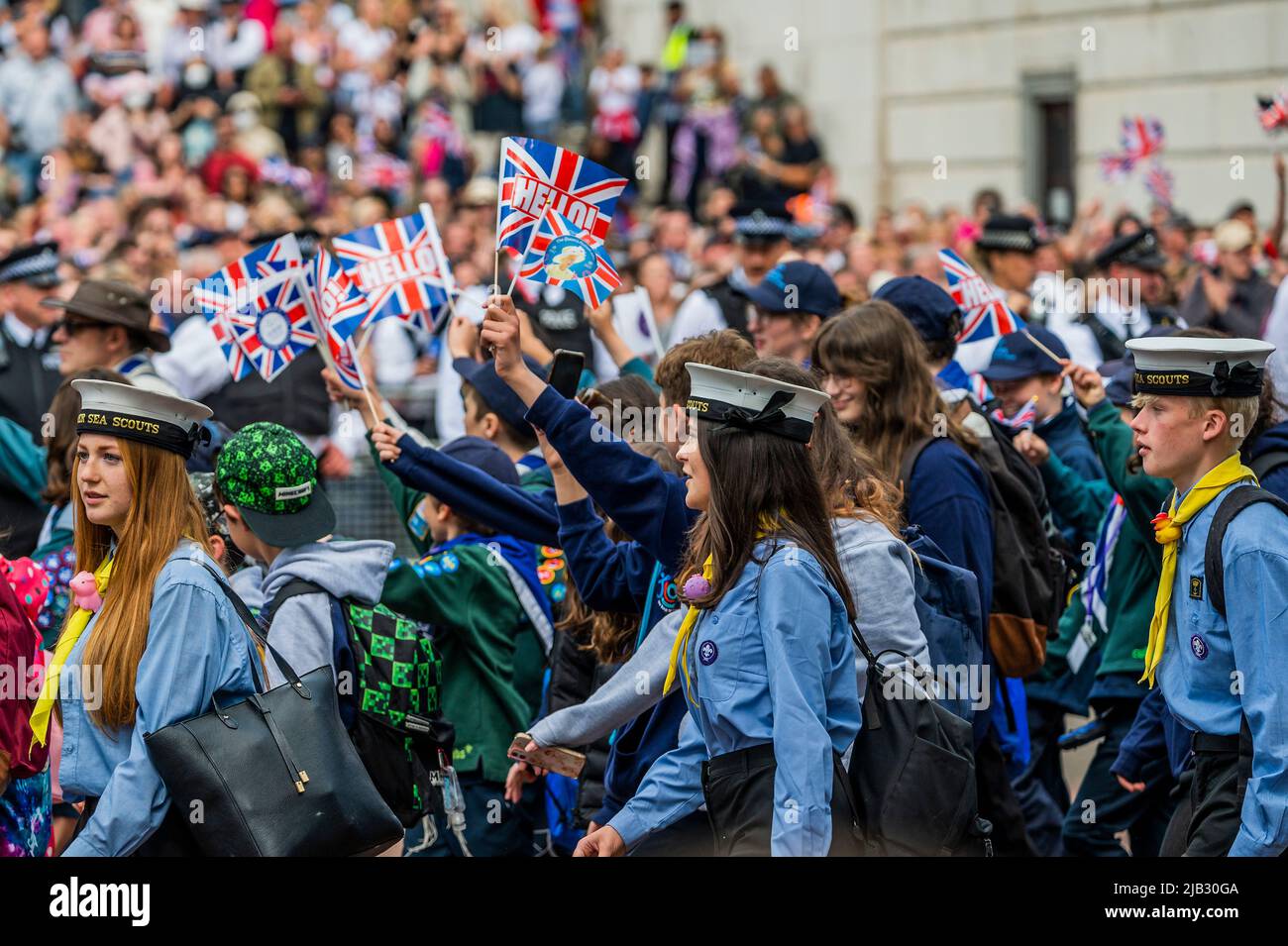 London, Großbritannien. 2.. Juni 2022. Wohltätigkeitsorganisationen und Jugendgruppen wie die Sea Scouts dürfen am nächsten Donnerstag im Rahmen der Feierlichkeiten zum Platin-Jubiläum der Königin zum ersten Mal in die Mall – Trooping the Color – gehen. Das 1. Bataillon Irish Guards truppen ihre neuen Farben. Kredit: Guy Bell/Alamy Live Nachrichten Stockfoto