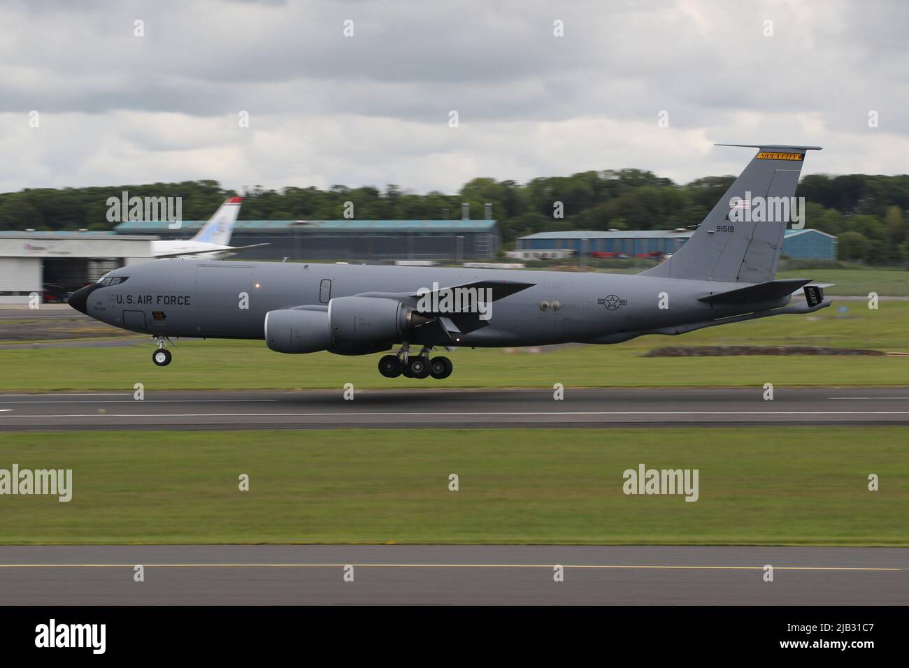 59-1519, eine Boeing KC-135R Stratotanker, die vom 185. Air Betanking Wing der Iowa Air National Guard, United States Air Force, betrieben wird und am Prestwick International Airport in Ayrshire, Schottland ankommt. Das Flugzeug unterstützte 10 Fairchild Republic A-10C Thunderbolt IIS, als es nach der Teilnahme an Exercise Swift Response in die USA zurückkehrte. Stockfoto