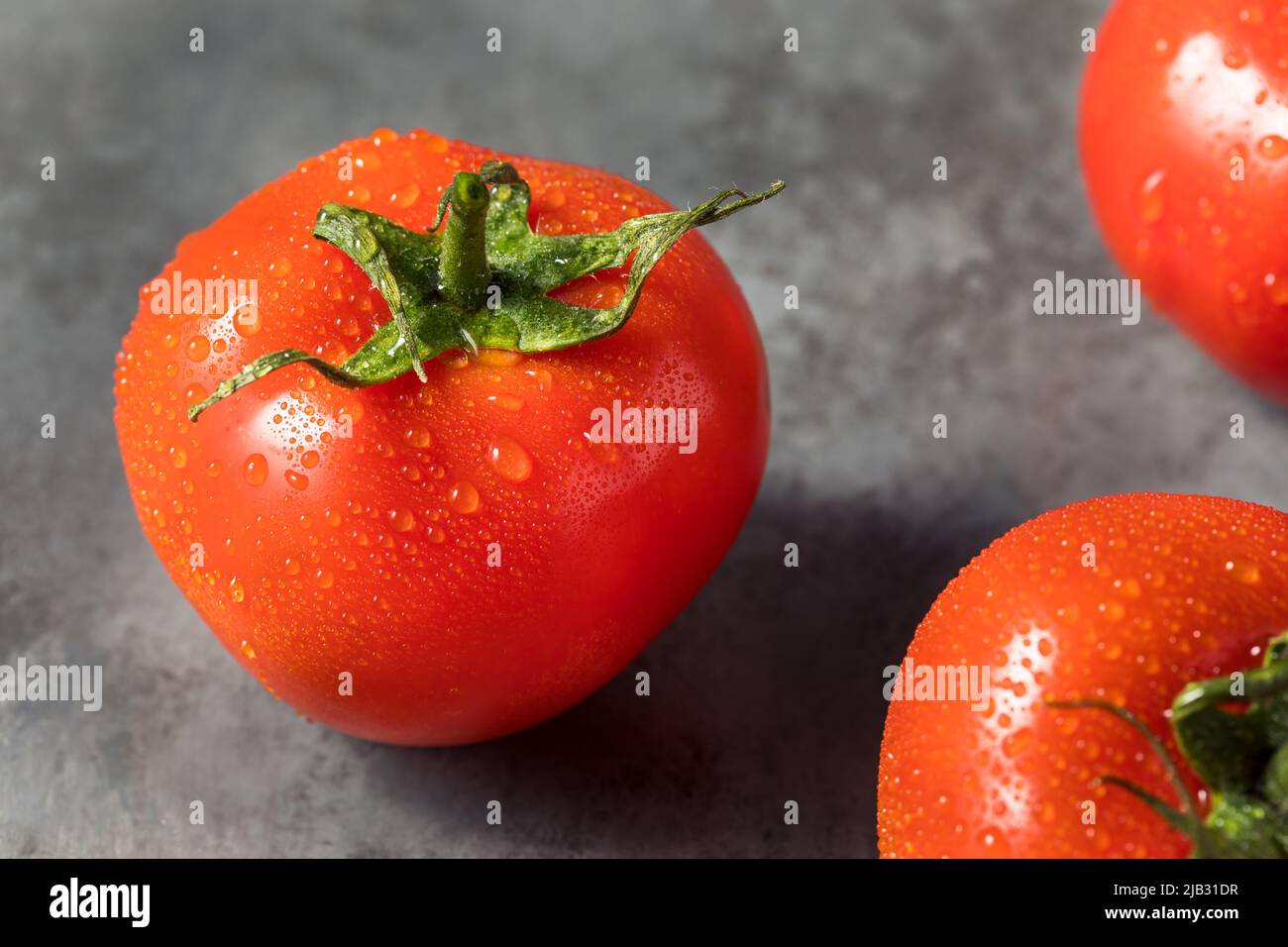 Rohe rote Bio-Rebe gereifte Tomaten bereit zum Essen Stockfoto