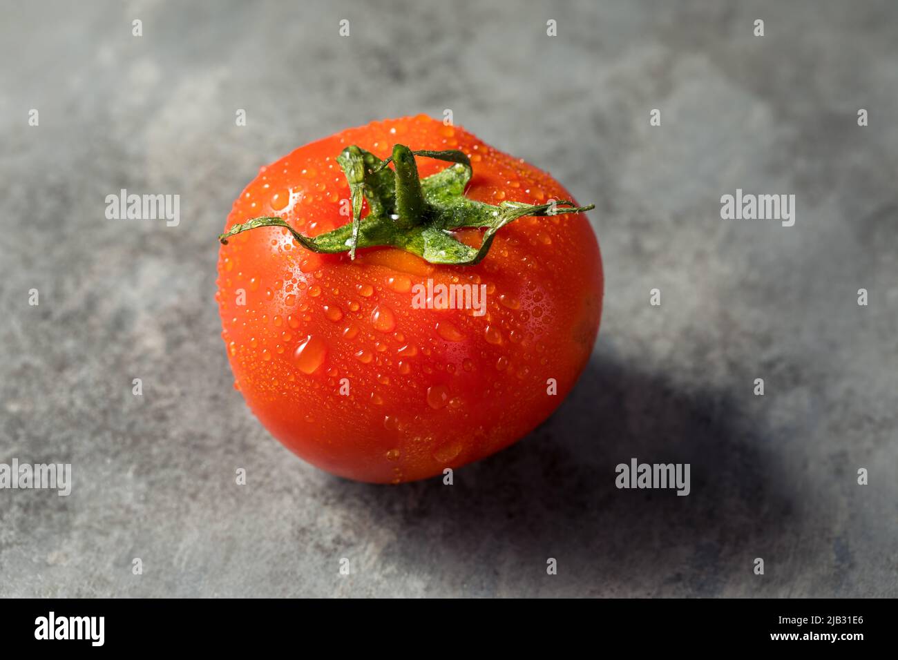 Rohe rote Bio-Rebe gereifte Tomaten bereit zum Essen Stockfoto
