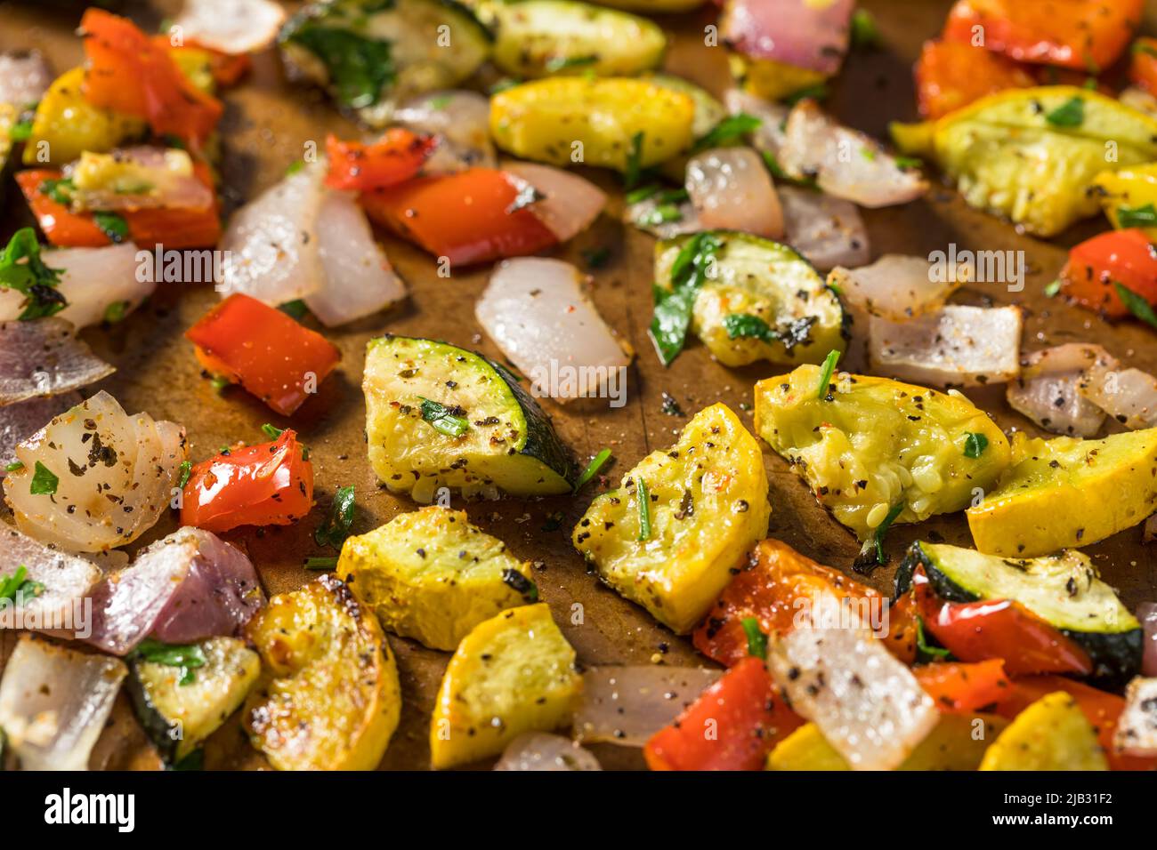 Hausgemachtes, geröstetes Sommergemüse mit Zuccini Peppers und Zwiebeln Stockfoto