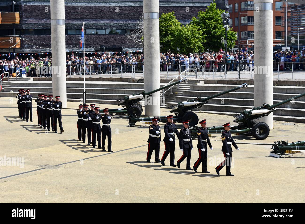 Reservisten des Regiment Royal Artillery 104 verlassen nach dem Waffengruß von 42 für das Platin-Jubiläum der Königin in Roald Dahl Plass, Cardiff Bay, Wales Stockfoto