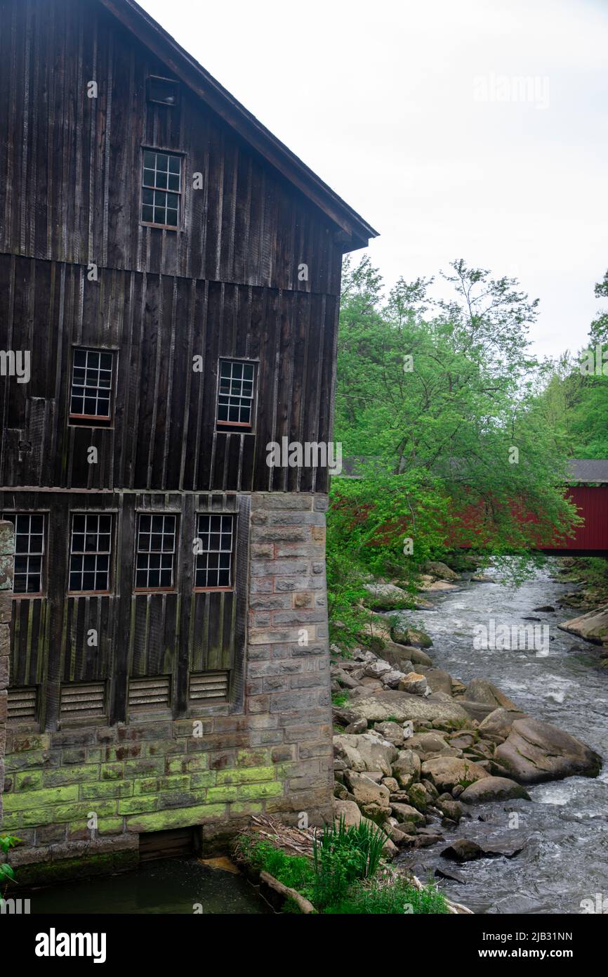 McConnells Mill ist ein beliebter State Park in Western Pennsylvanis. Seine dominanten Wahrzeichen sind die Grubmühle und die rote überdachte Brücke, die Slipper kreuzt Stockfoto