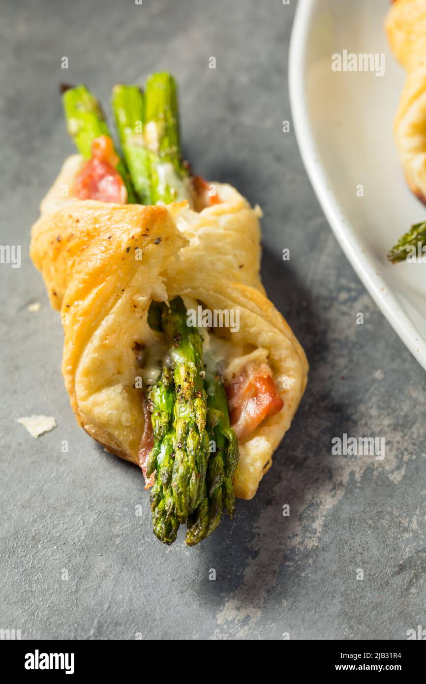 Hausgemachter Spargel-Blätterteig-Vorspeise mit Prosciutto und Käse Stockfoto