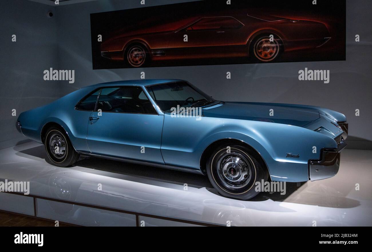 1966 General Motors Oldsmobile Toronado, Ausstellung, Detroit Style: Car Design in the Motor City, 1950–2020, Detroit Institute of Art. Michigan, USA Stockfoto