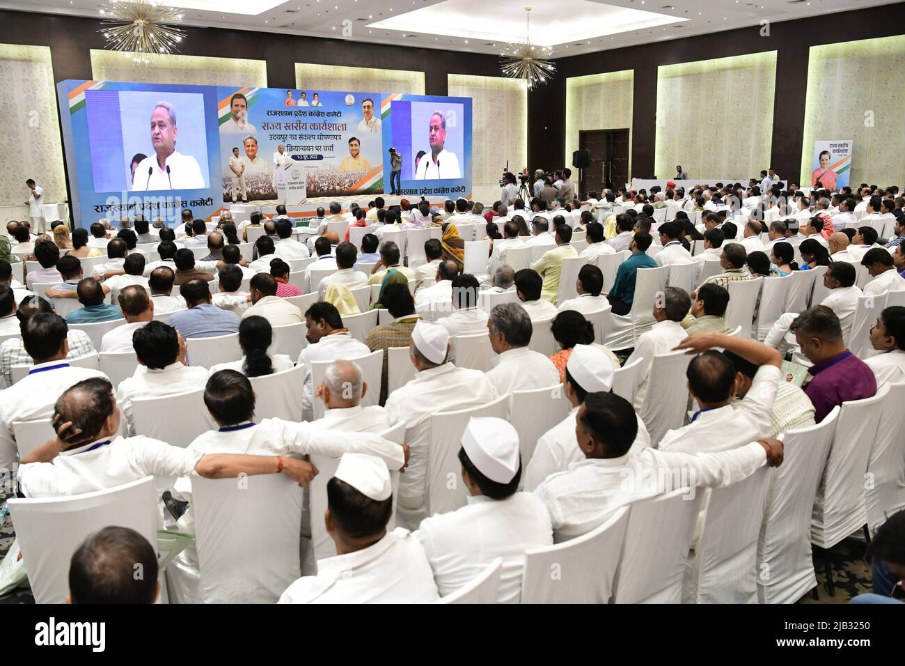 Jaipur, Rajasthan, Indien. 2.. Juni 2022. Chief Minister Ashok Gehlot spricht während eines Workshops des Rajasthan Pradesh Congress Committee in Jaipur. Etwa 650 Teilnehmer nahmen an dem Workshop Teil. Die Hauptagenda des Workshops besteht darin, die Beschlüsse der neuen Resolution umzusetzen, die im Nav Sankalp-Camp des All India Congress Committee in Udaipur im Distrikt und anderen unteren Ebenen veröffentlicht wurde. (Bild: © Sumit Sarawat/Pacific Press via ZUMA Press Wire) Quelle: ZUMA Press, Inc./Alamy Live News Stockfoto