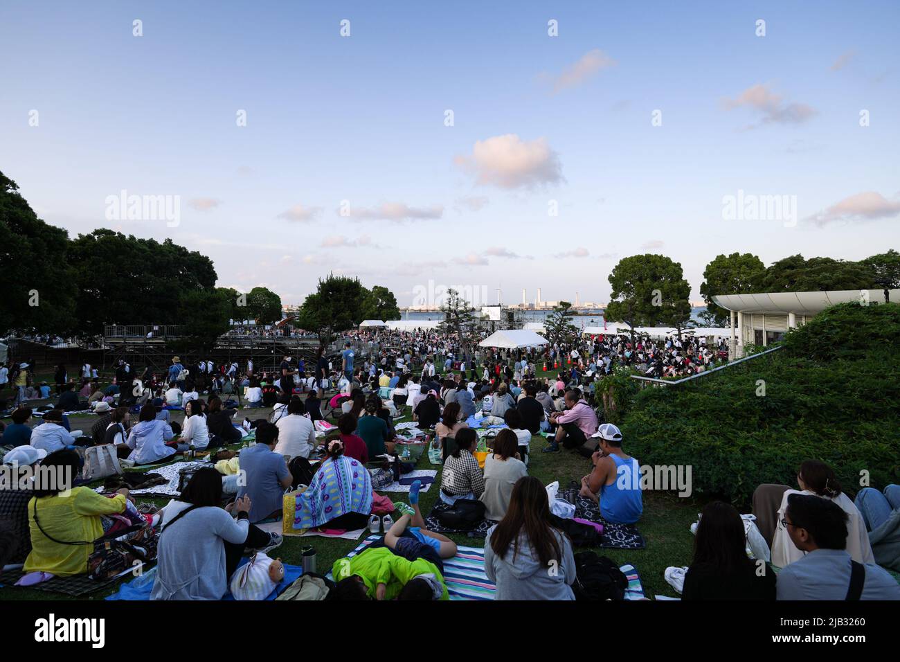 (220602) -- YOKOHAMA, 2. Juni 2022 (Xinhua) -- Menschen beobachten eine Aufführung während des Yokohama Port Opening Festivals in Yokohama, Japan, am 2. Juni 2022. (Xinhua/Zhang Xiaoyu) Stockfoto