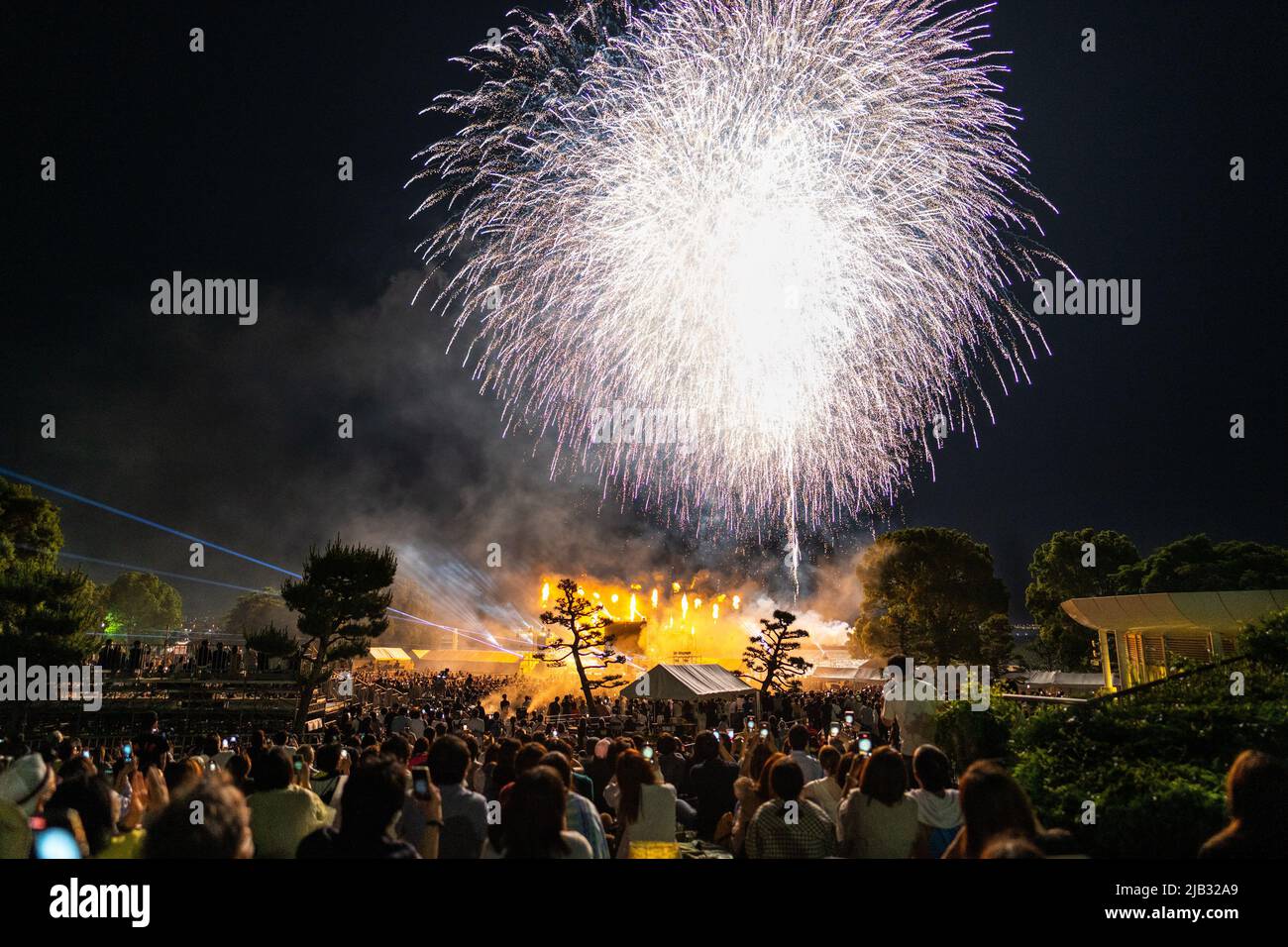 (220602) -- YOKOHAMA, 2. Juni 2022 (Xinhua) -- die Menschen beobachten das Feuerwerk während des Yokohama Port Opening Festivals in Yokohama, Japan, am 2. Juni 2022. (Xinhua/Zhang Xiaoyu) Stockfoto