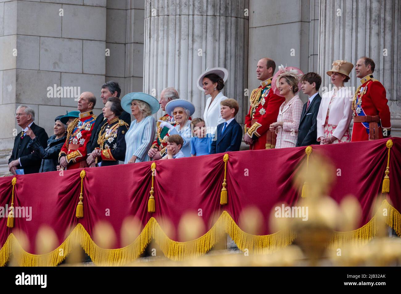 Trooping the Color, The Queen’s Birthday Parade, London, Großbritannien. 2.. Juni 2022. Die Königin und die Mitglieder der königlichen Familie treten auf dem Balkon des Buckingham Palace zum traditionellen Flypast-Finale des Trooping of the Color auf, einer zeremoniellen Parade anlässlich des offiziellen Geburtstages Ihrer Majestät der Königin. Amanda Rose/Alamy Live News Stockfoto