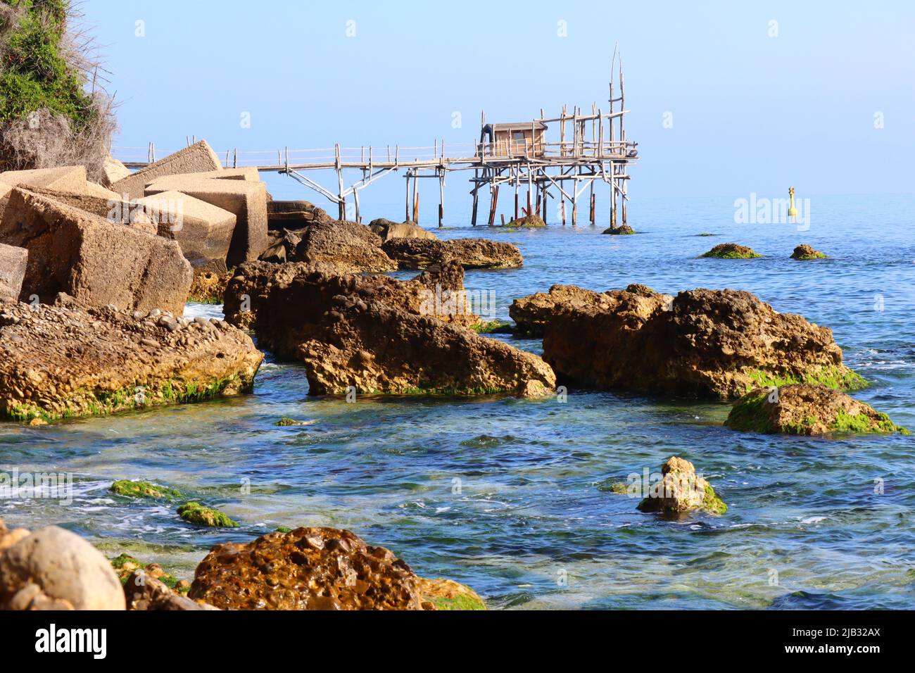 Küste der Trabocchi, Trabocco in Marina di San Vito Chietino, Abruzzen, Italien. Der Trabocco ist ein traditionelles Holzanglerhaus Stockfoto