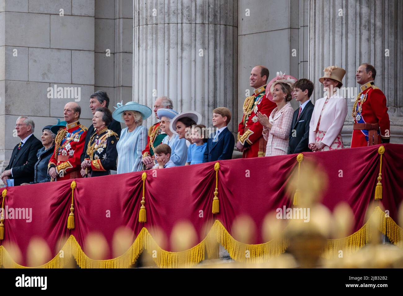 Trooping the Color, The Queen’s Birthday Parade, London, Großbritannien. 2.. Juni 2022. Die Königin und die Mitglieder der königlichen Familie treten auf dem Balkon des Buckingham Palace zum traditionellen Flypast-Finale des Trooping of the Color auf, einer zeremoniellen Parade anlässlich des offiziellen Geburtstages Ihrer Majestät der Königin. Amanda Rose/Alamy Live News Stockfoto