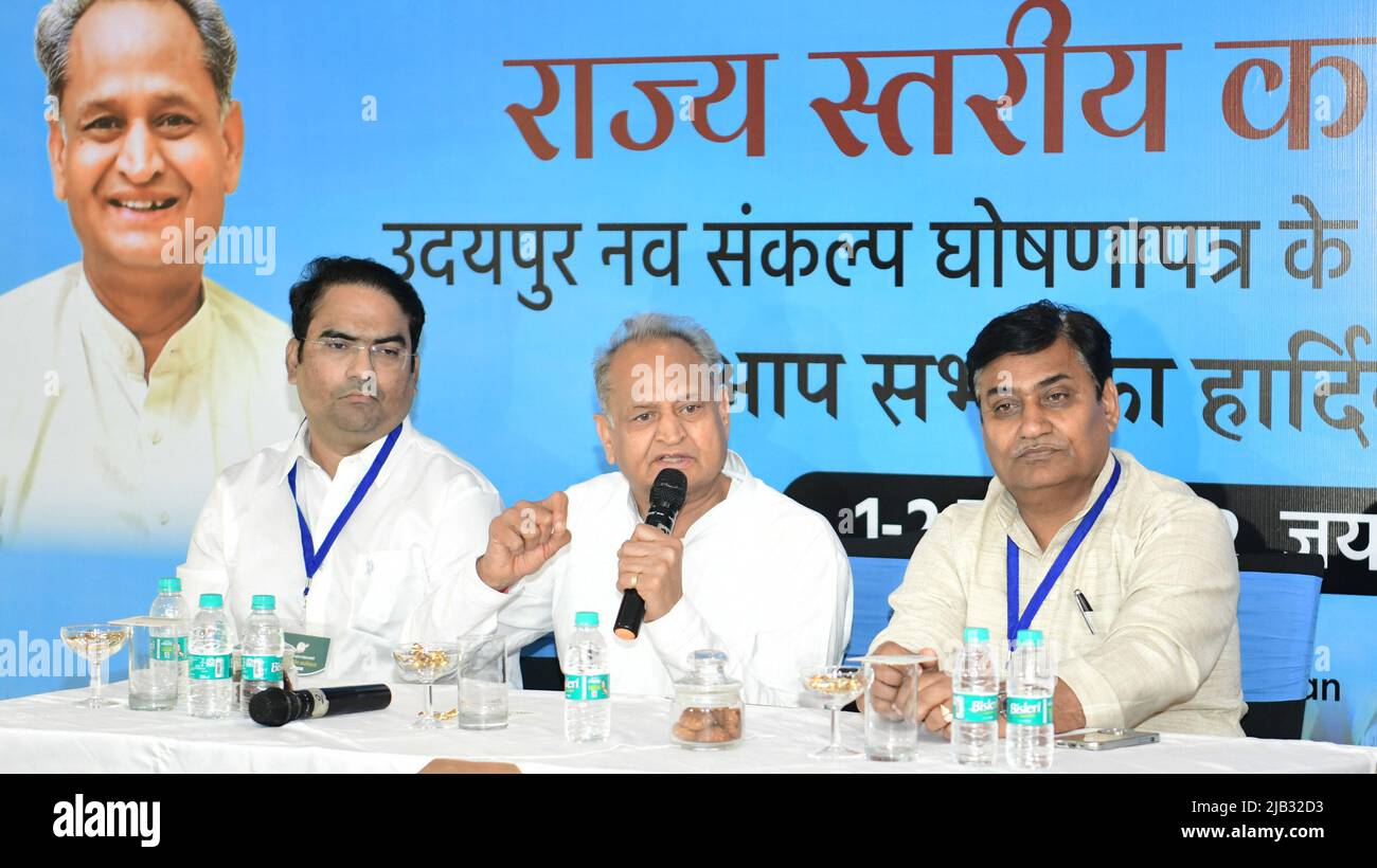 Jaipur, Rajasthan, Indien. 2.. Juni 2022. Chief Minister Ashok Gehlot mit Staatspräsident Govind Singh Dotasara (R) und Parteichef spricht die Medien nach einem Workshop des Rajasthan Pradesh Kongresskomitees in Jaipur. Etwa 650 Teilnehmer nahmen an dem Workshop Teil. Die Hauptagenda des Workshops besteht darin, die Beschlüsse der neuen Resolution umzusetzen, die im Nav Sankalp-Camp des All India Congress Committee in Udaipur im Distrikt und anderen unteren Ebenen veröffentlicht wurde. (Bild: © Sumit Sarawat/Pacific Press via ZUMA Press Wire) Quelle: ZUMA Press, Inc./Alamy Live News Stockfoto