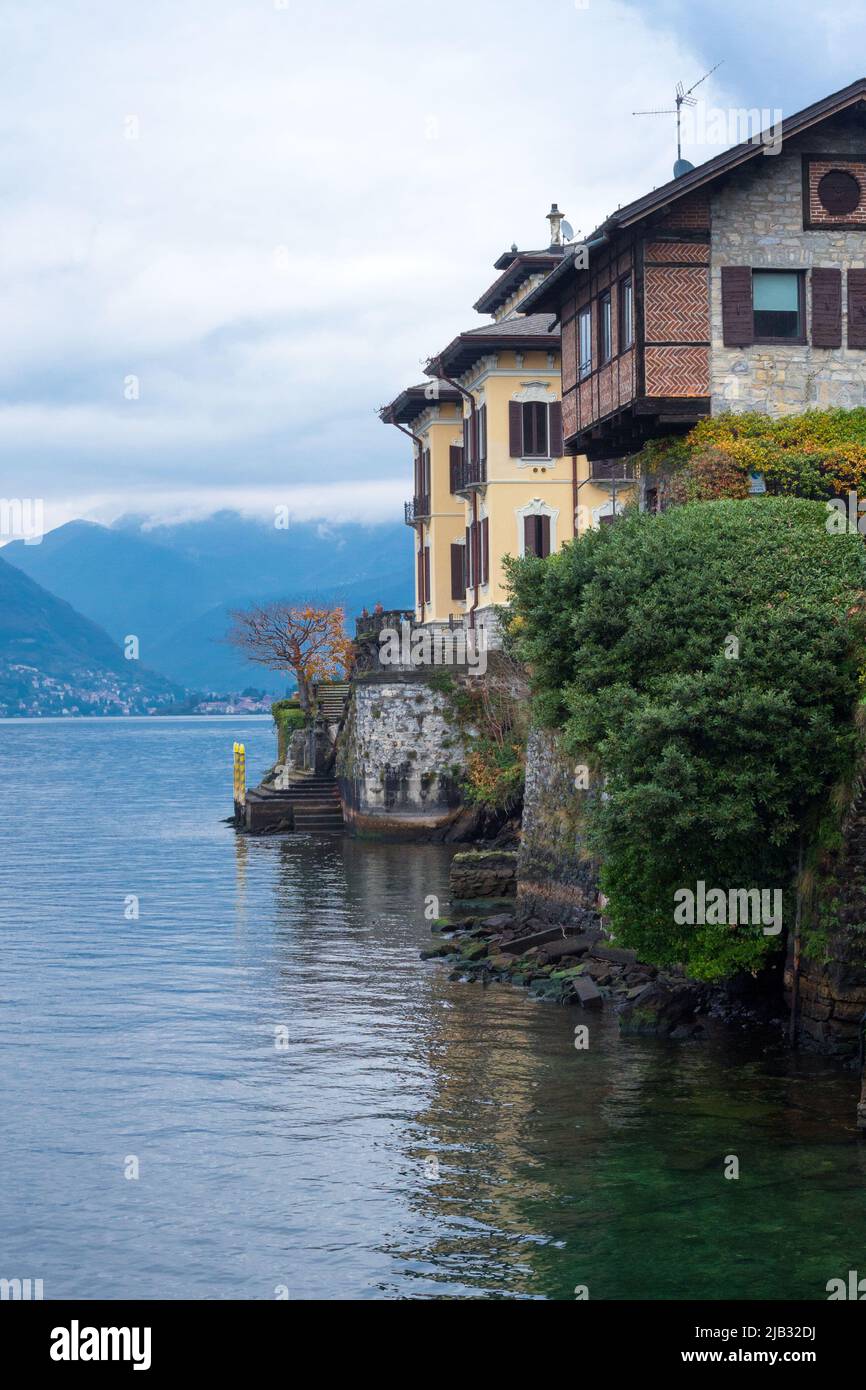 Schöner Blick auf den Comer See in der Lombardei in Italien an einem bewölkten Tag. Reisen Sie Nach Italien. Stockfoto