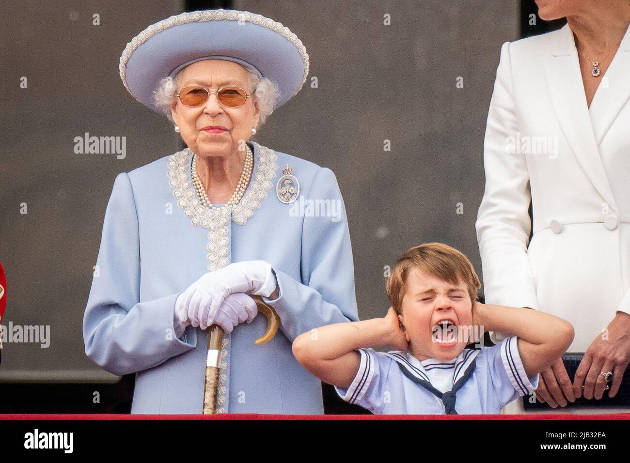 Königin Elizabeth II. Und Prinz Louis auf dem Balkon des Buckingham Palace nach der Trooping the Color Zeremonie bei der Horse Guards Parade im Zentrum von London, während die Queen ihren offiziellen Geburtstag feiert, am ersten Tag der Platinum Jubilee Feierlichkeiten. Bilddatum: Donnerstag, 2. Juni 2022.. Stockfoto