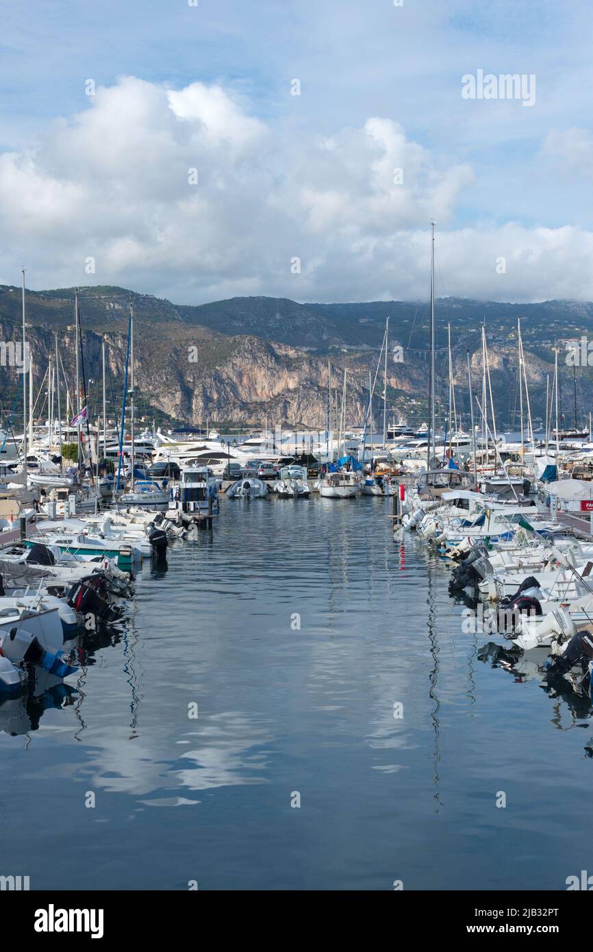 Frankreich, Nizza, September 2021. Bunte Holzboote und Schnellboote bei einem Halt in Nizza. Reisen Sie nach Cote d'Azur in Frankreich. Stockfoto