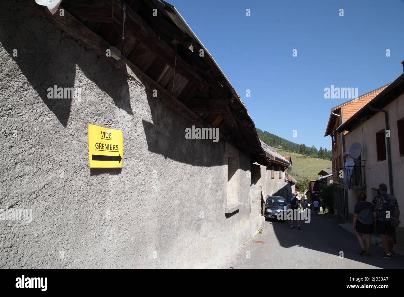 Affiche jaune Vide-greniers dans le Village indiquant la direction, Vars Sainte-Marie, Hautes-Alpes, Frankreich Stockfoto