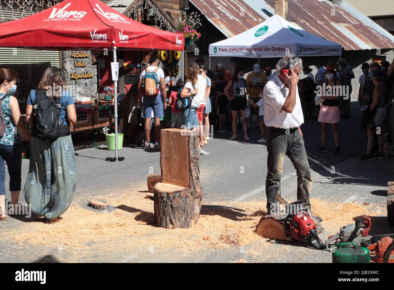Sculpteur sur bois, Fête du Village de Vars Sainte-Marie un 15 août, Hautes-Alpes Stockfoto