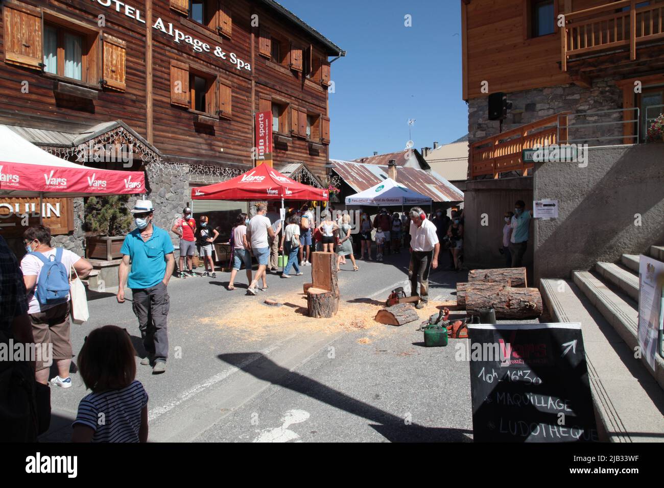 Sculpteur sur bois, Fête du Village de Vars Sainte-Marie un 15 août, Hautes-Alpes Stockfoto