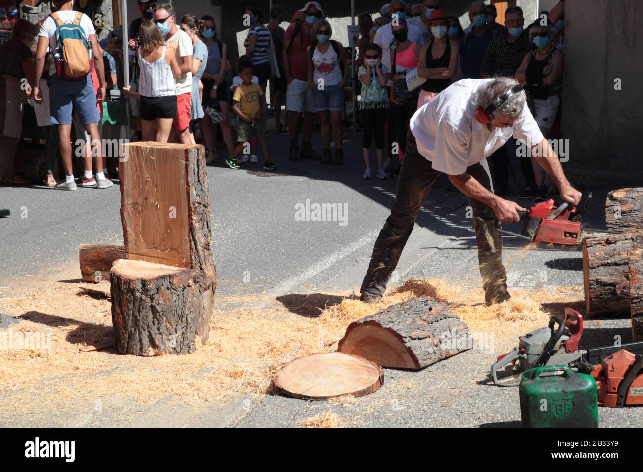 Sculpteur sur bois, Fête du Village de Vars Sainte-Marie un 15 août, Hautes-Alpes Stockfoto