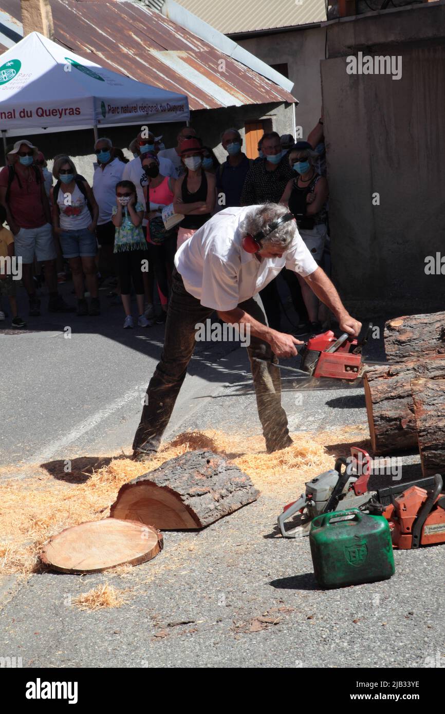 Sculpteur sur bois, Fête du Village de Vars Sainte-Marie un 15 août, Hautes-Alpes Stockfoto