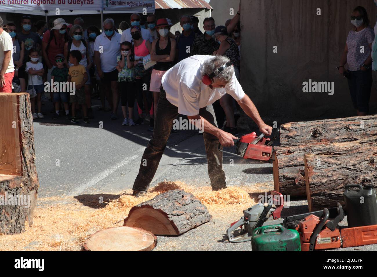 Sculpteur sur bois, Fête du Village de Vars Sainte-Marie un 15 août, Hautes-Alpes Stockfoto