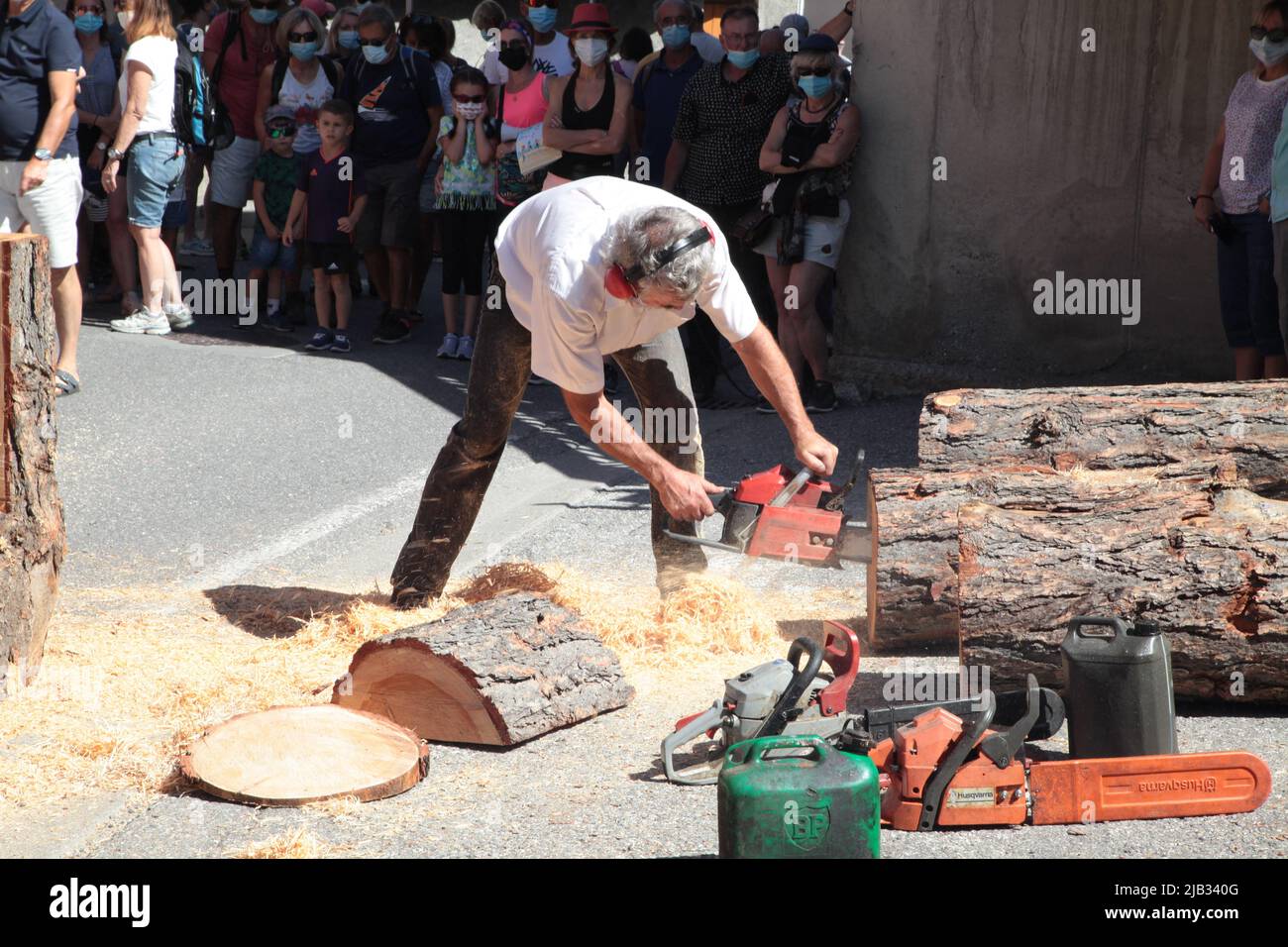Sculpteur sur bois, Fête du Village de Vars Sainte-Marie un 15 août, Hautes-Alpes Stockfoto