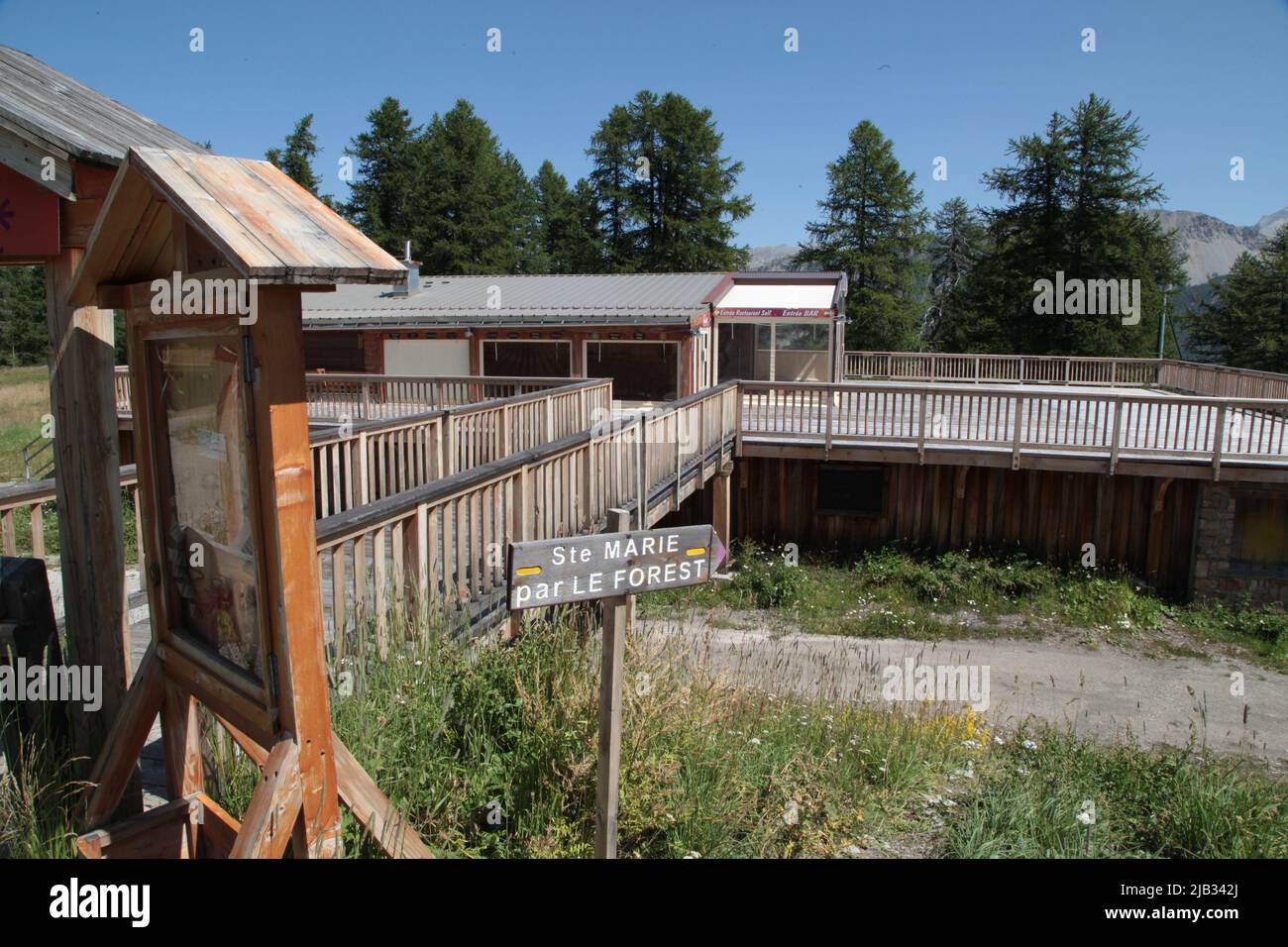 Panneau de randonnée Sainte-Marie par le Forest, gare du télésiège de Vars Sainte-Marie, Hautes-Alpes, Frankreich Stockfoto