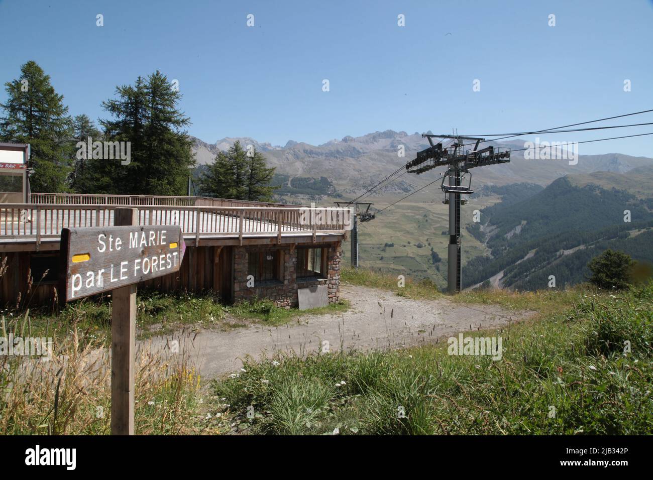 Panneau de randonnée Sainte-Marie par le Forest, gare du télésiège de Vars Sainte-Marie, Hautes-Alpes, Frankreich Stockfoto