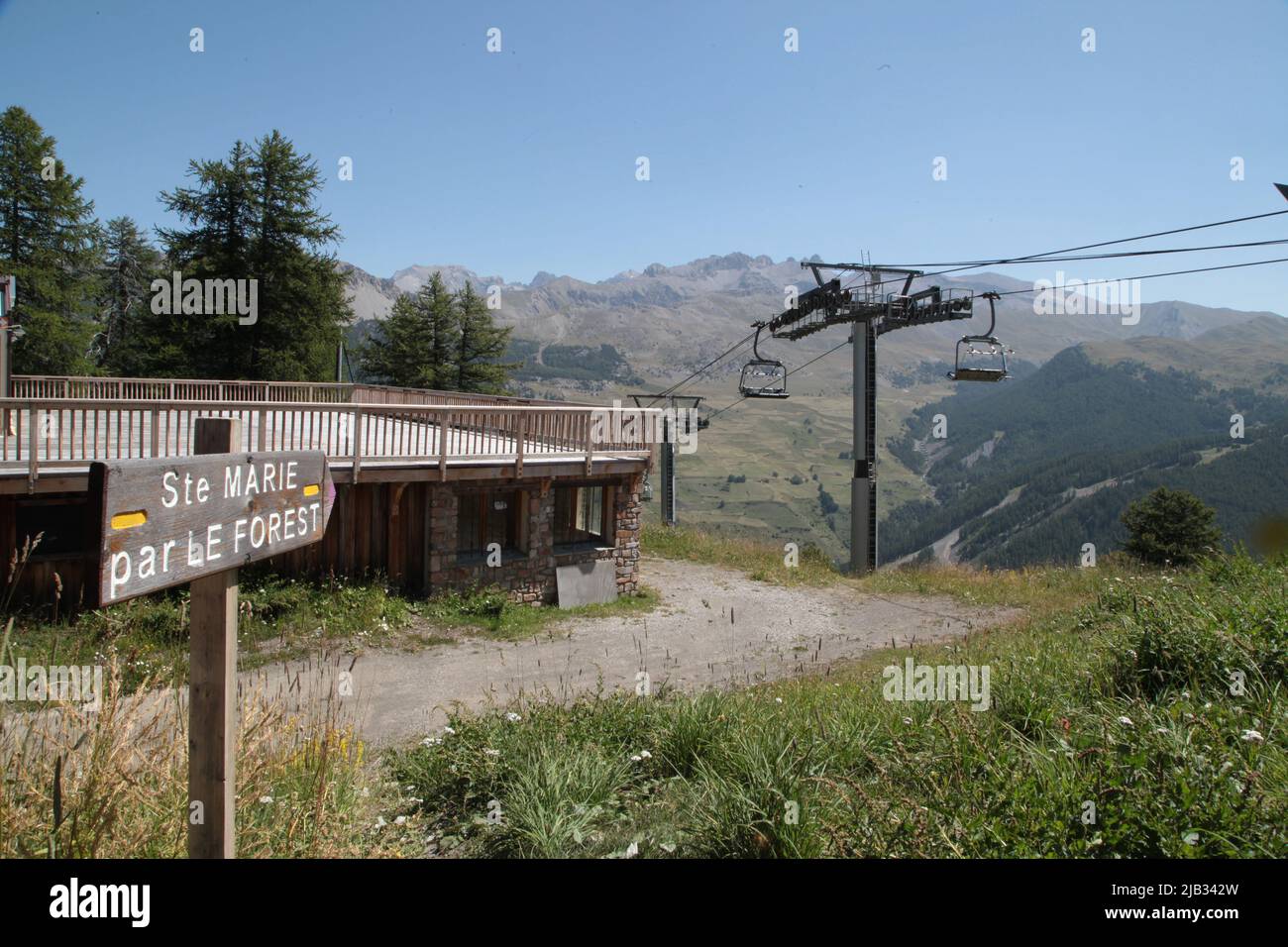 Panneau de randonnée Sainte-Marie par le Forest, gare du télésiège de Vars Sainte-Marie, Hautes-Alpes, Frankreich Stockfoto