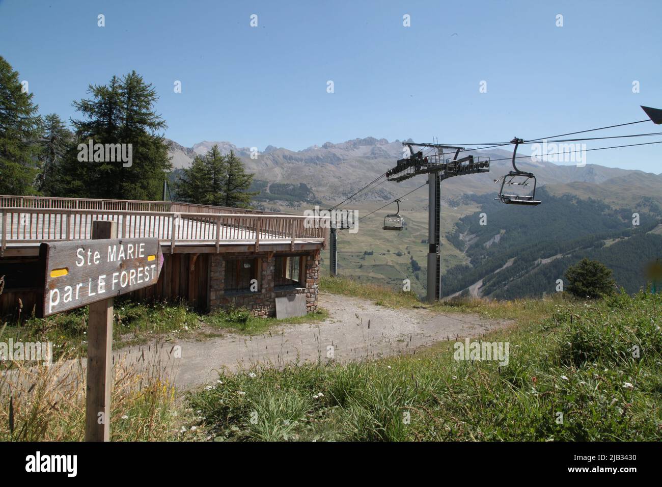 Panneau de randonnée Sainte-Marie par le Forest, gare du télésiège de Vars Sainte-Marie, Hautes-Alpes, Frankreich Stockfoto