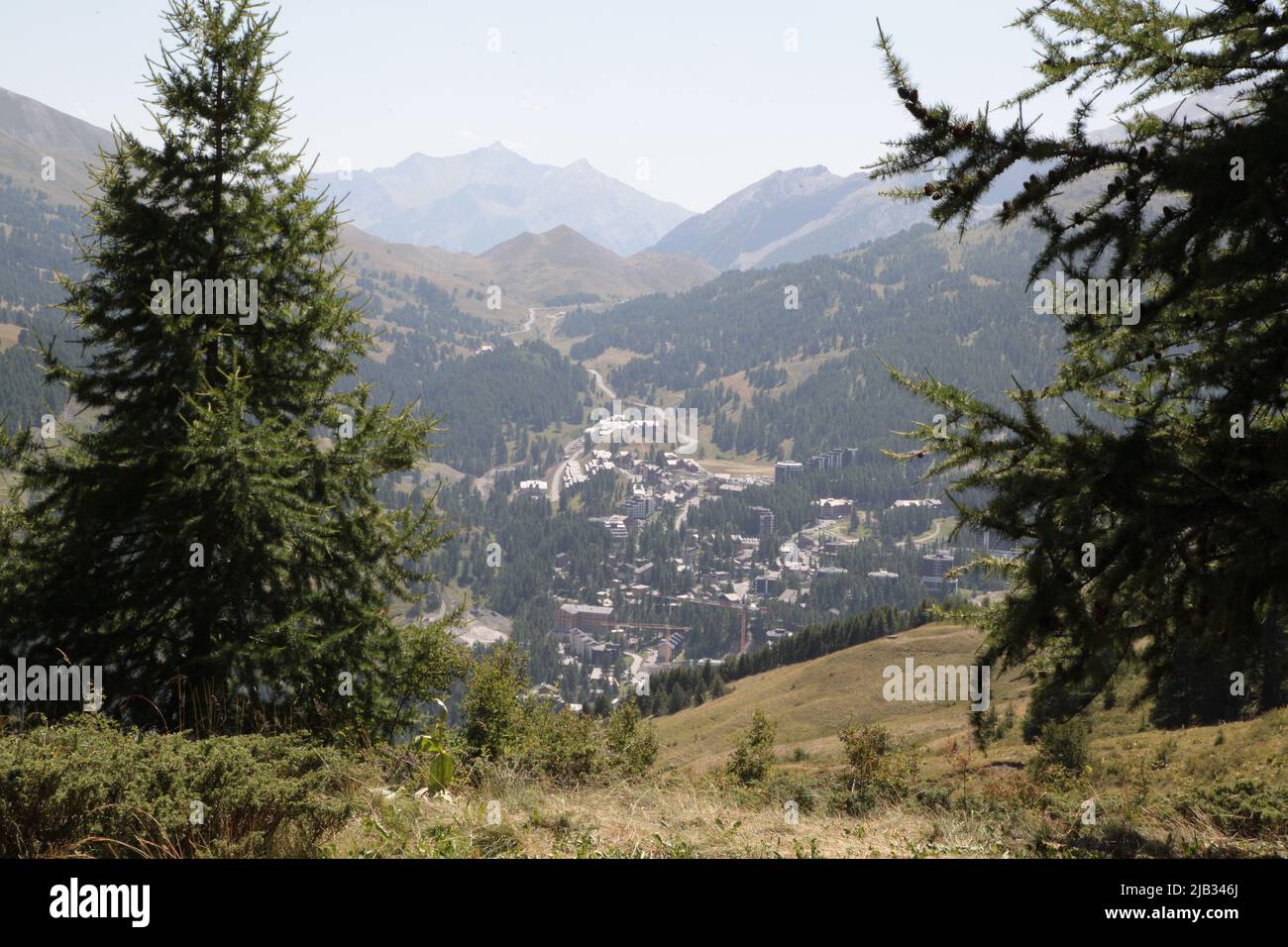 VARs Les Claux en été vu du haut de Vars Sainte-Marie, Hautes-Alpes Stockfoto