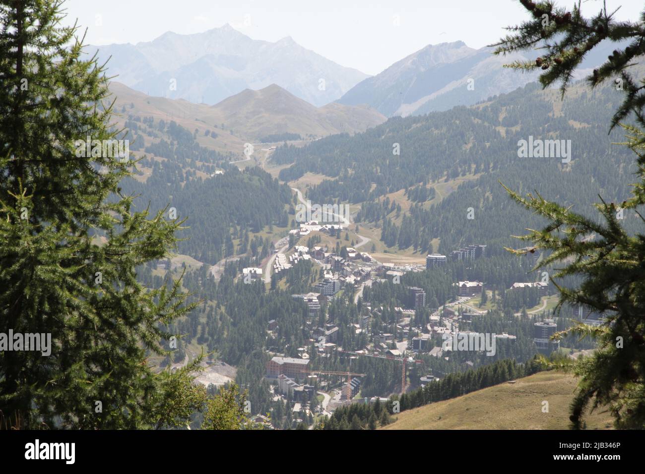 VARs Les Claux en été vu du haut de Vars Sainte-Marie, Hautes-Alpes Stockfoto