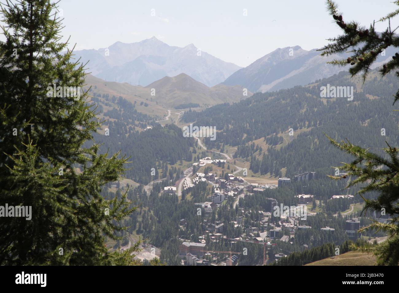 VARs Les Claux en été vu du haut de Vars Sainte-Marie, Hautes-Alpes Stockfoto