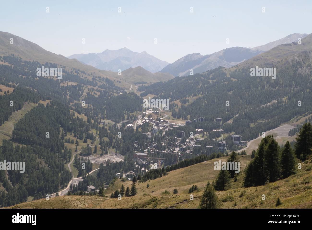 VARs Les Claux en été vu du haut de Vars Sainte-Marie, Hautes-Alpes Stockfoto