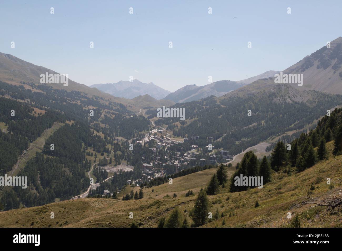 VARs Les Claux en été vu du haut de Vars Sainte-Marie, Hautes-Alpes Stockfoto